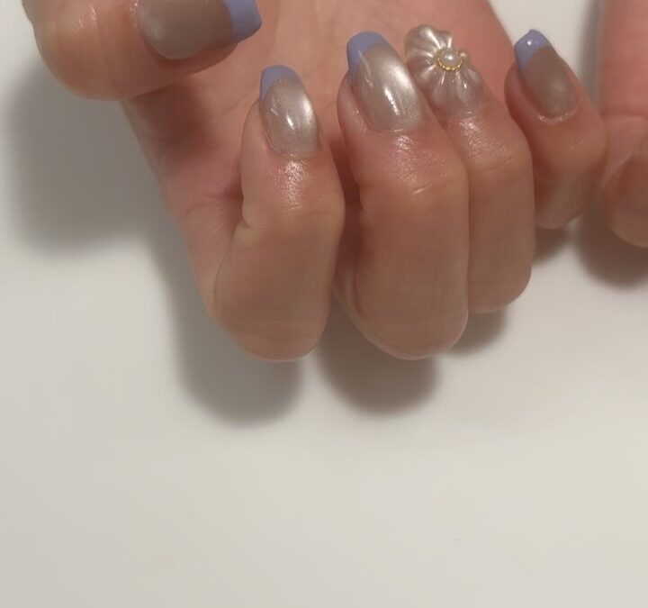 マグネットベースのバイカラーフレンチにお花